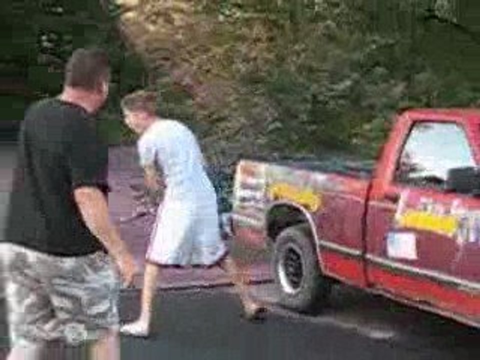 Un ado pourri gâté qui n'aime pas son cadeau !