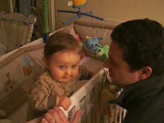 Inès se met debout dans son lit!!