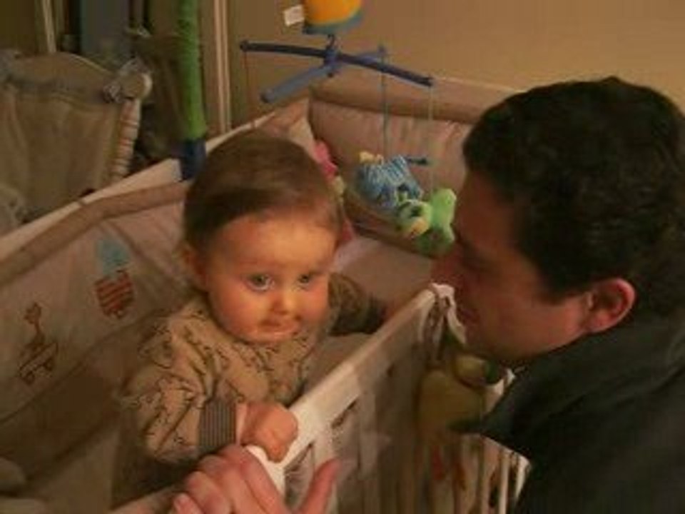 Inès se met debout dans son lit!!