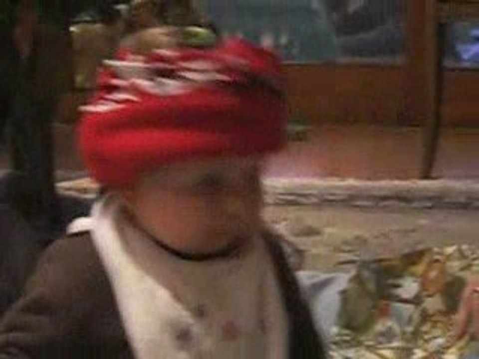 Inès ouvre les cadeaux de Claudine