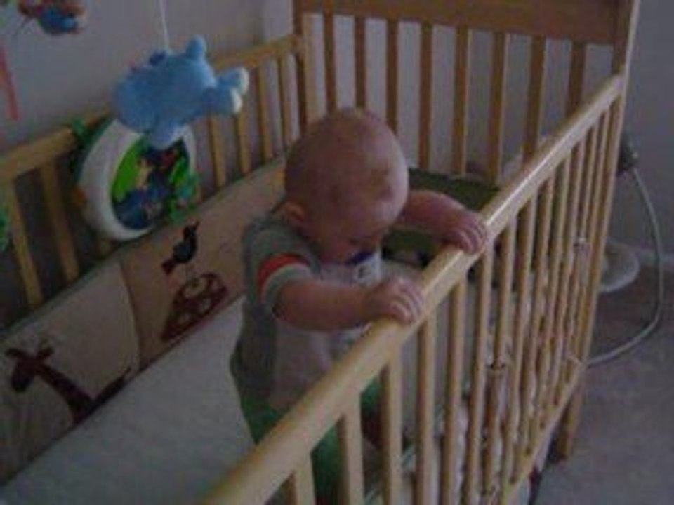 Lucas se releve dans son lit