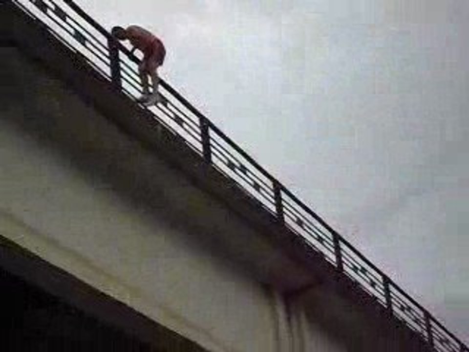 saut du pont de port galland - Vidéo Dailymotion
