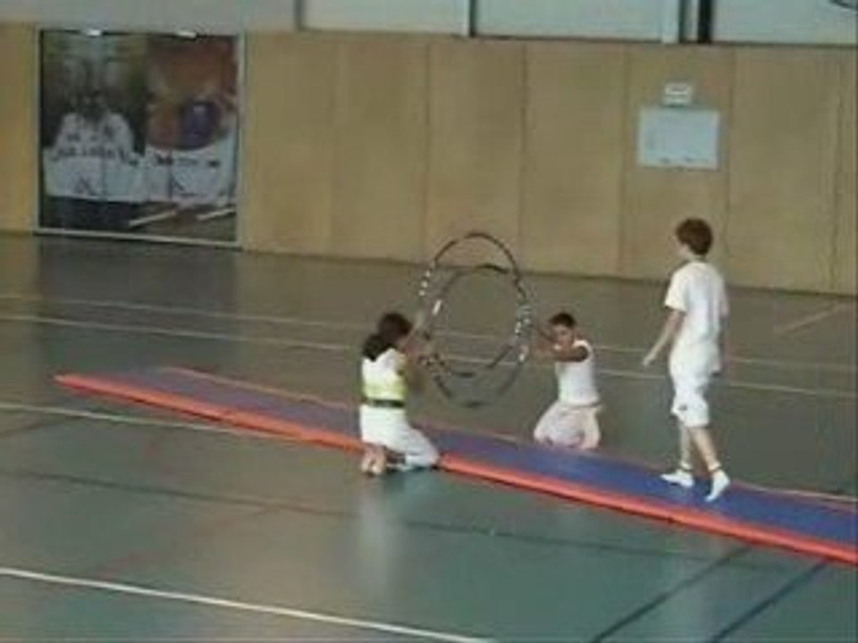 cirque acrobaties cerceaux