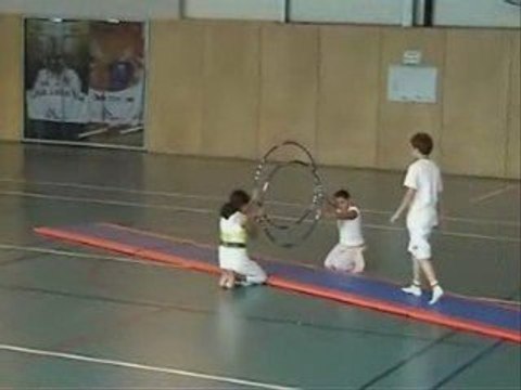 cirque acrobaties cerceaux