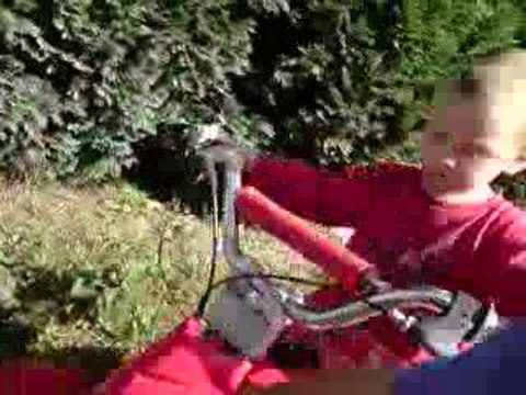 premier pas en quad a 2ans et demi