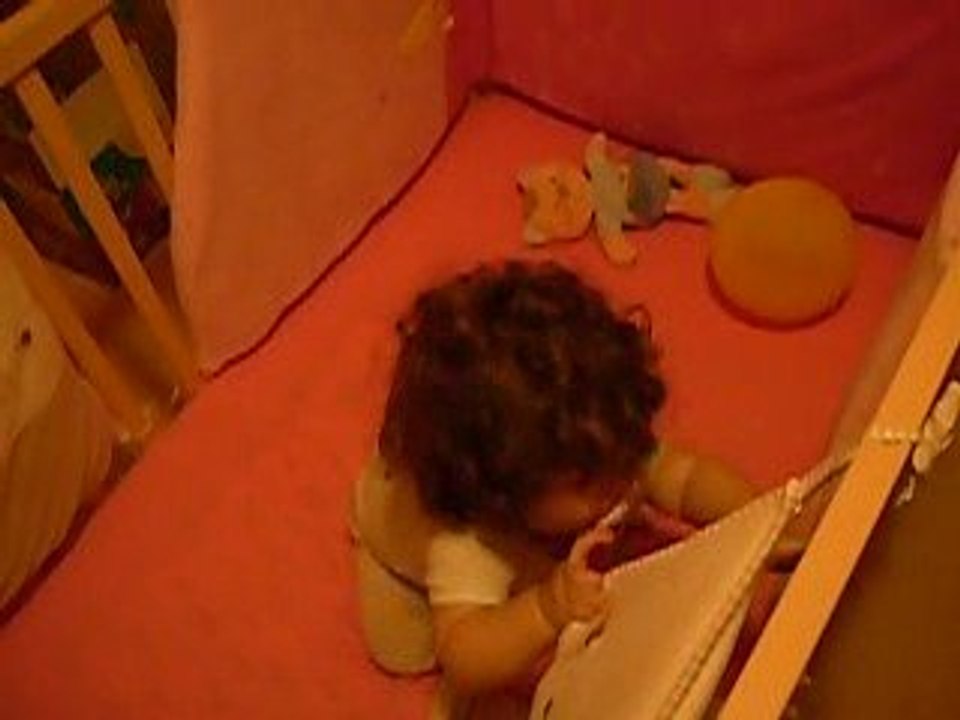 Elisa debout dans son lit