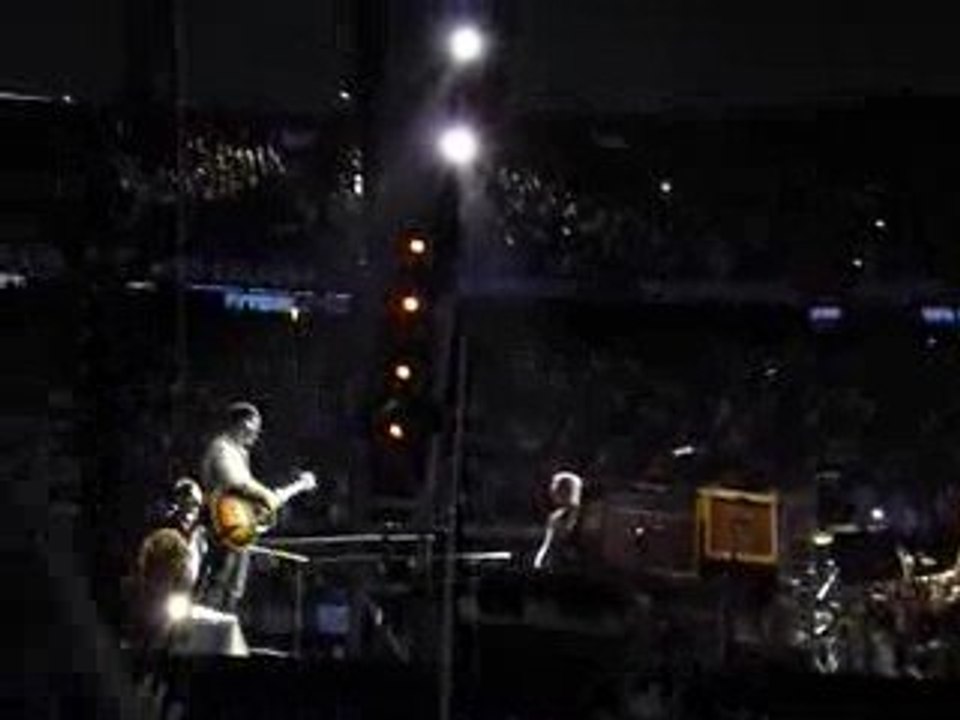 U2 AU STADE DE FRANCE LE 11 JUILETHOMMAGE A MICKAEL PAR BONO