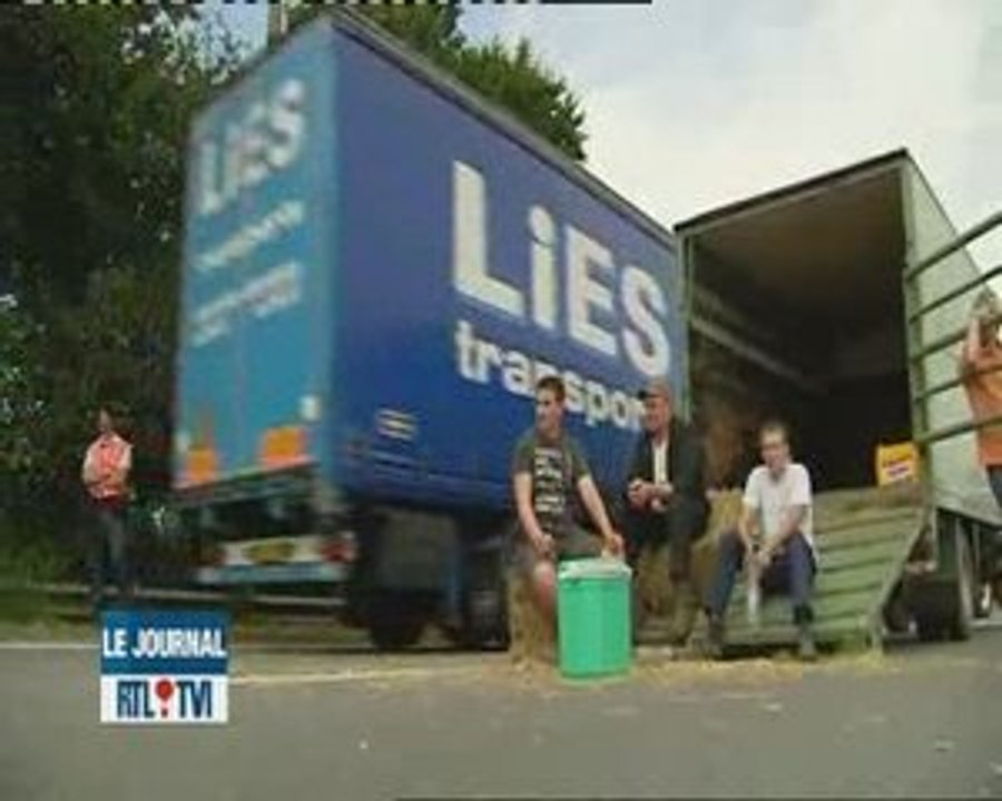 Les producteurs de lait bloquent les postes-frontière avec l