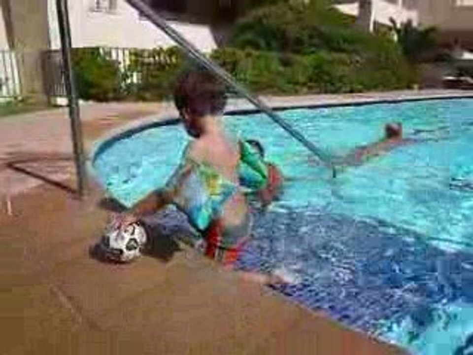 Julien a la PISCINE