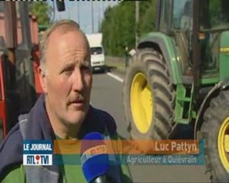 Les producteurs de lait bloquent les postes-frontière avec l