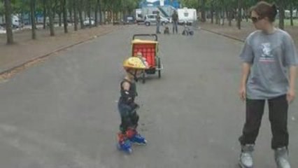 Raphaël fait du Roller pour la première fois