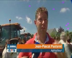 Les producteurs de lait en colère bloquent le montage de la