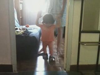 Je marche avec les chaussures de maman