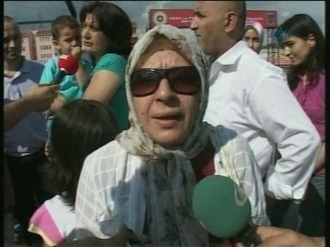 Çek Mağdurları Metris Cezaevi Önünde Eylem Yaptı