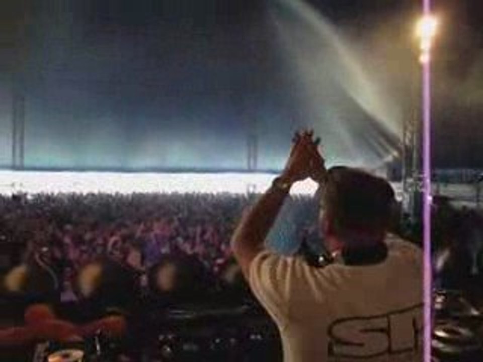 Dozer  @  Free Festival ( hardstyle )