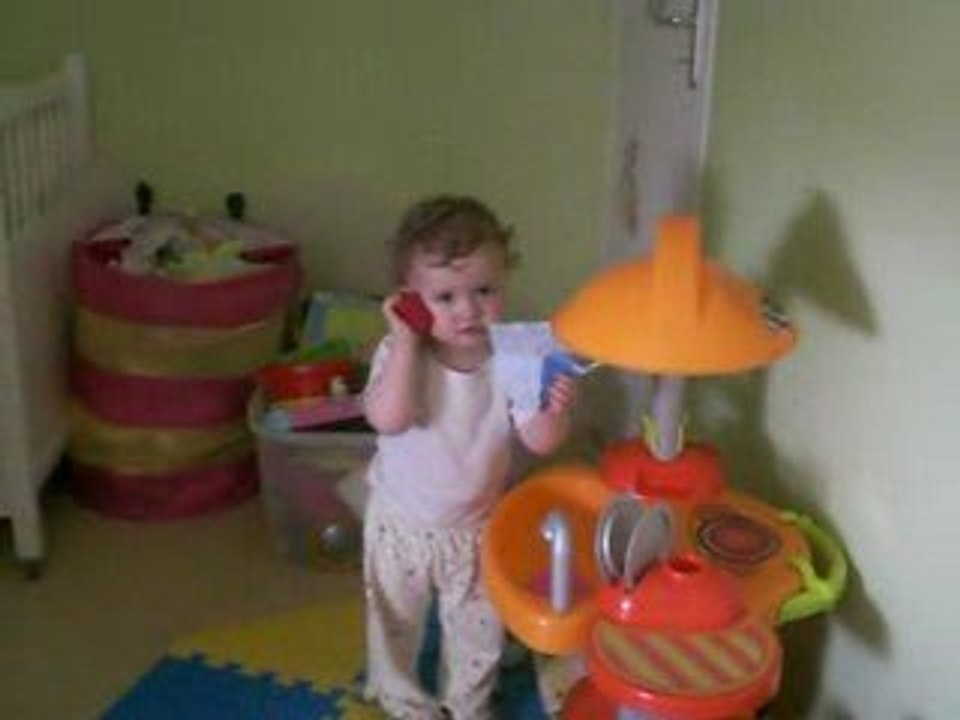 léonie appelle Mamie au tel