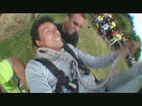 Taig Khris teste le saut à l'élastique