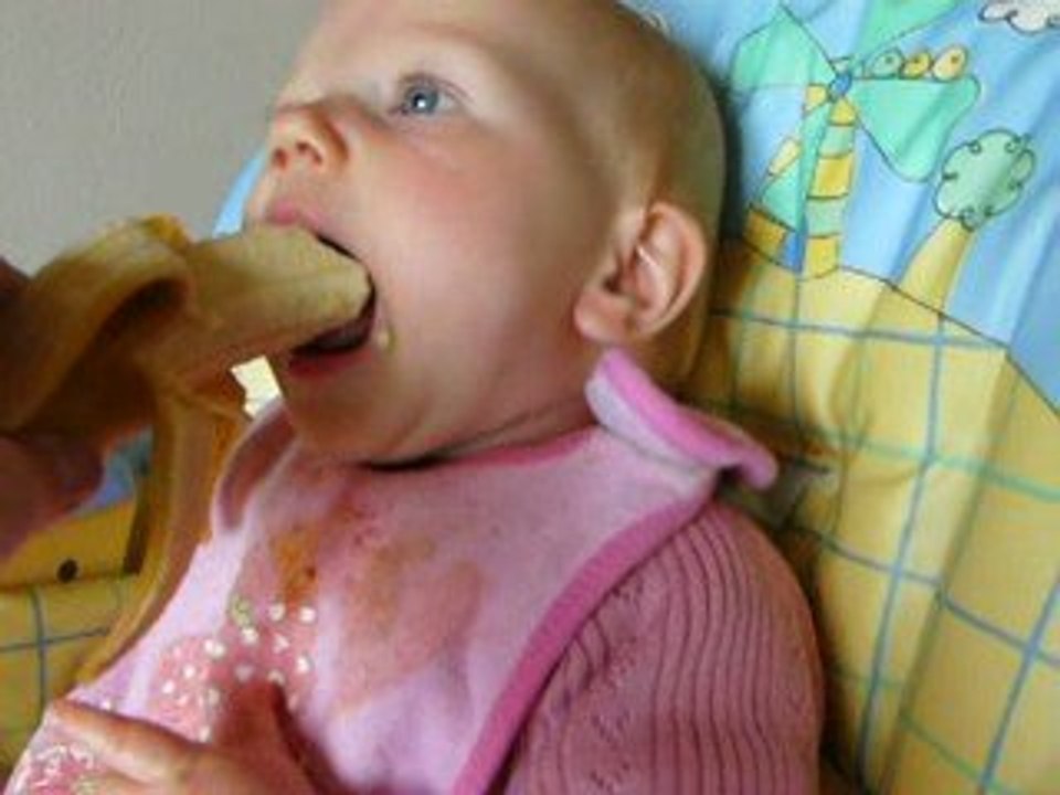 camille mange sa première banane et ca la fait rire !!