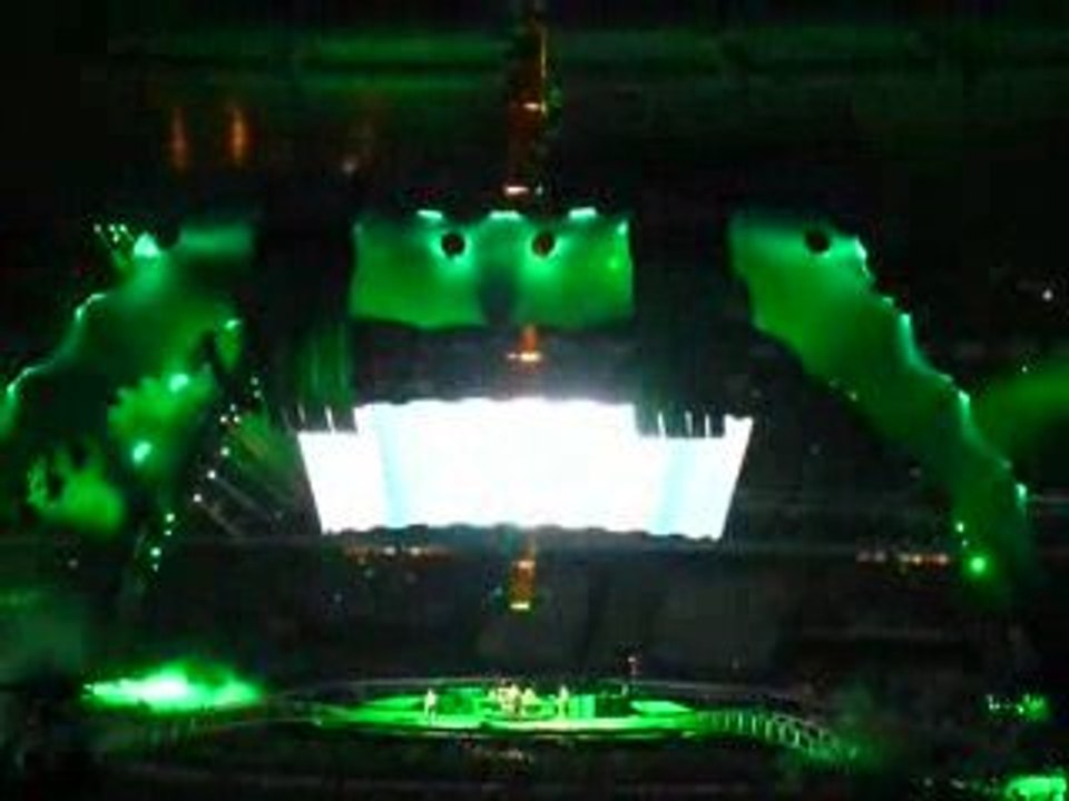 U2 PARIS :Sunday bloody sunday