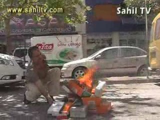 ÇİN AYAKKABILARINI YAKARAK ÇİN'İ PROTESTO ETTİ