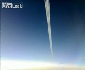 Con(Chem)trail filmé à partir d'un cockpit d'avion