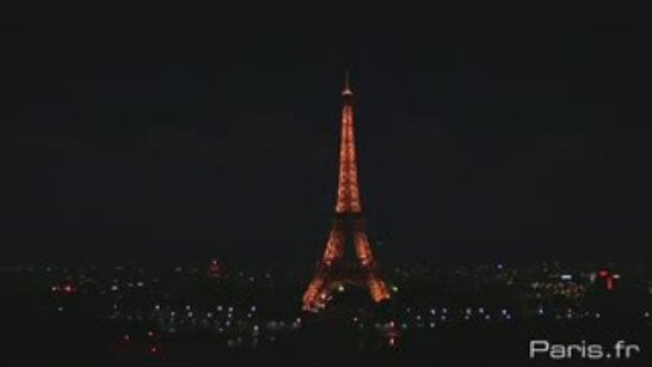 Feu d'artifice vu du Champ de mars et du musée de l'homme