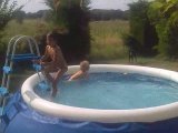 Valentin et Aurore dans la piscine
