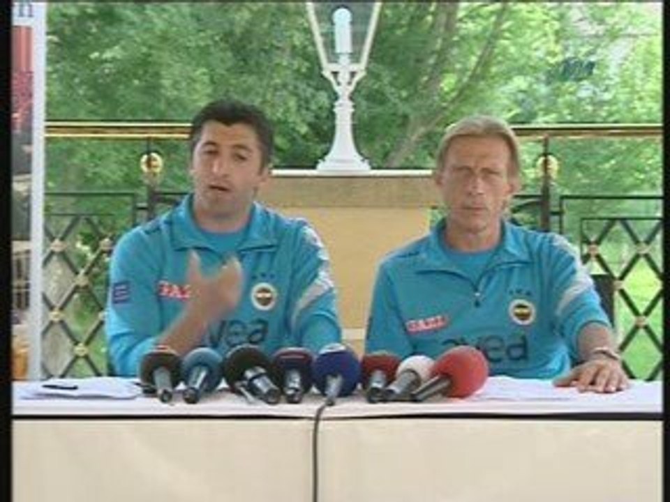 Fenerbahçe Teknik Direktörü Daum, Basın Toplantısı Düzenledi