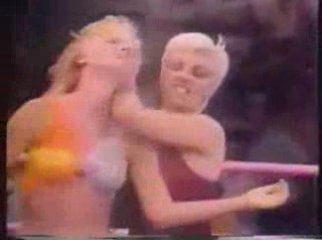 Ninotchka vs California Doll (GLOW Wrestling) Espanol