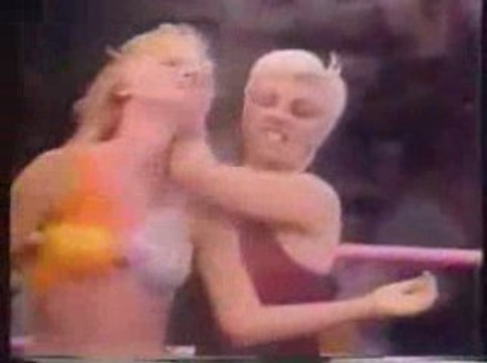 Ninotchka vs California Doll (GLOW Wrestling) Espanol