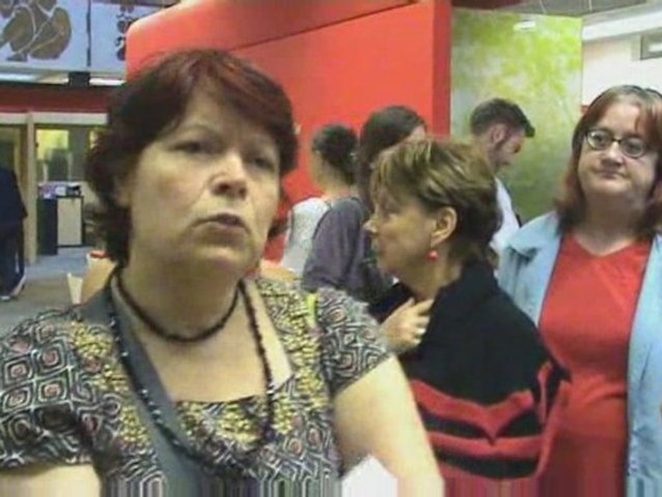 Remise des pétitions pour la réouverture d'un commerce...