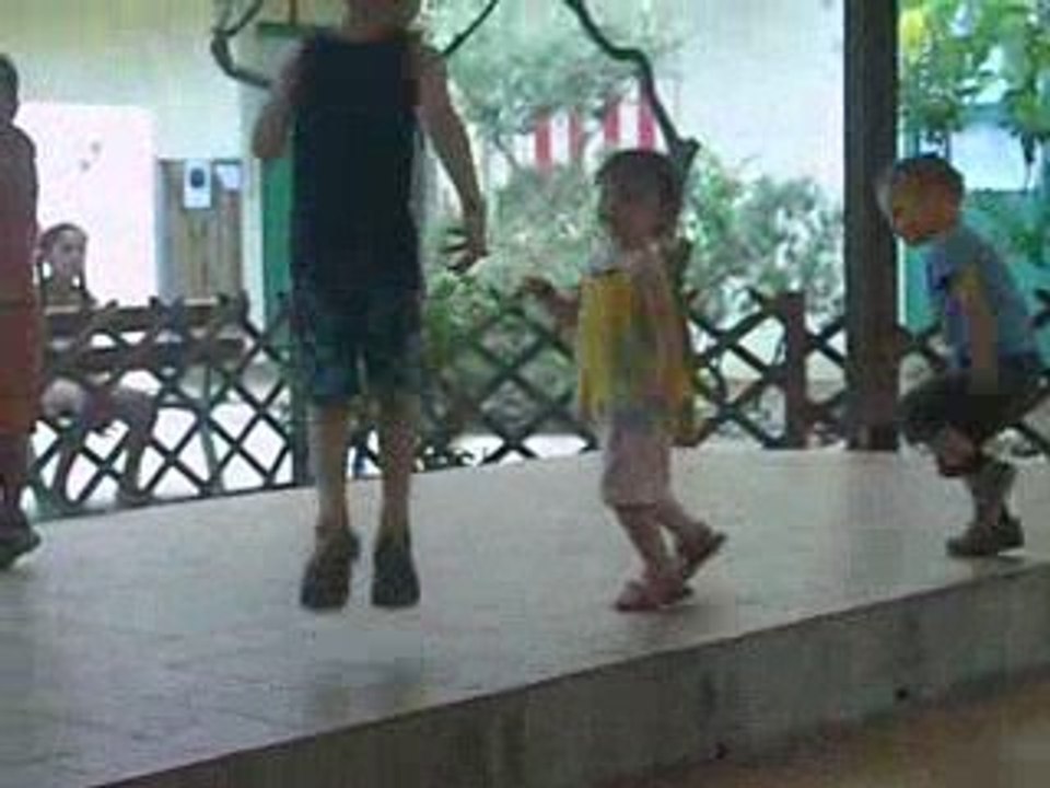 maeva et mathieu qui dansent sur sa m'enerve