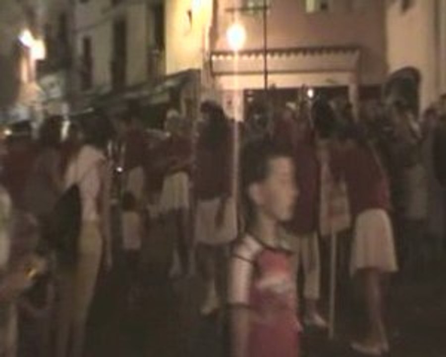 street bench-defilé des majorettes d'un autre style