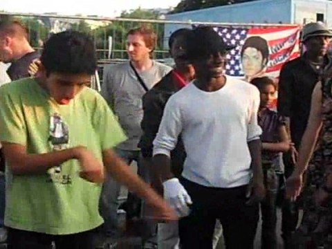 Hommage à Michael Jackson au pied de la tour Eiffel part 2