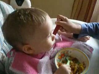 Marius ne bronche pas quand Enzo le fait manger