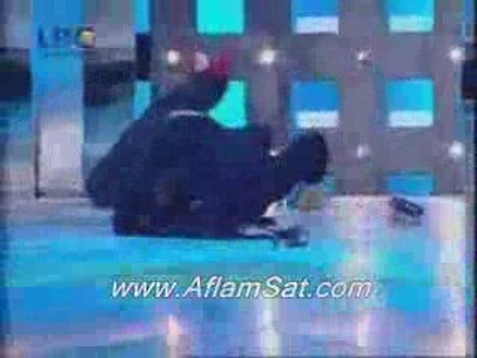Haifa wahbi tombe sur scélne drole  هيفا وهبي تسقط