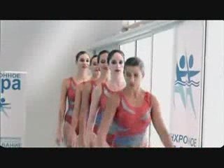 Accidente sincronizado equipo de natacion, caen como dominós