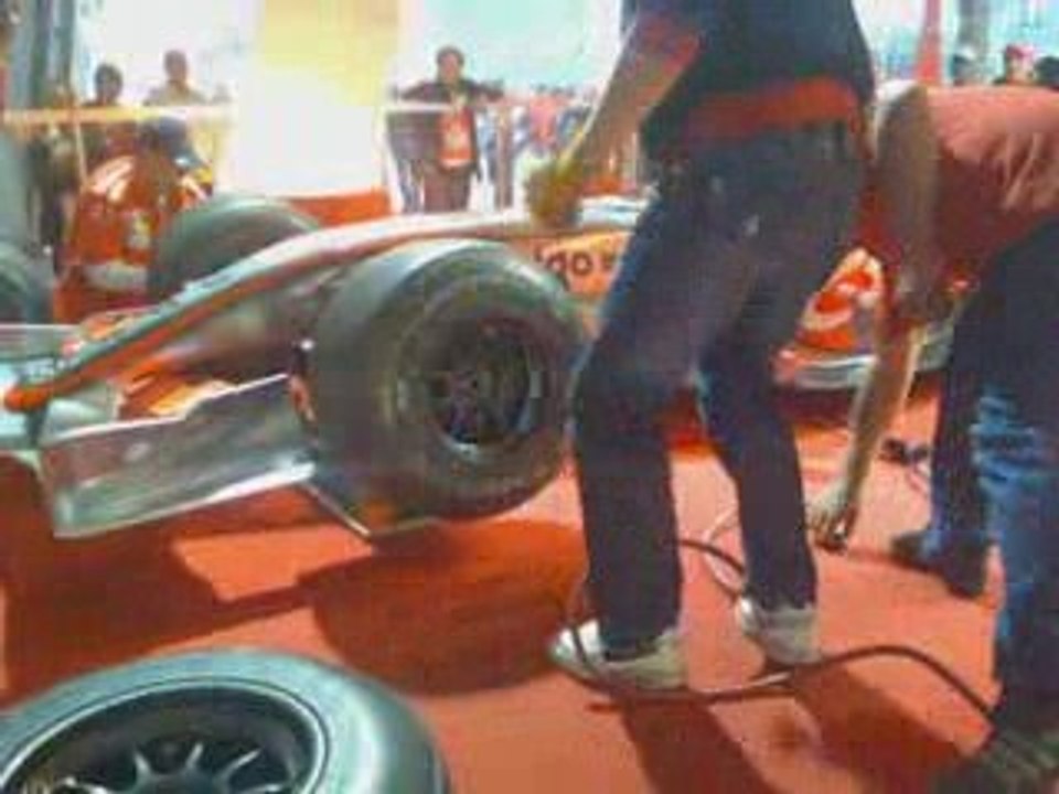 Demonstration changement pneu f1