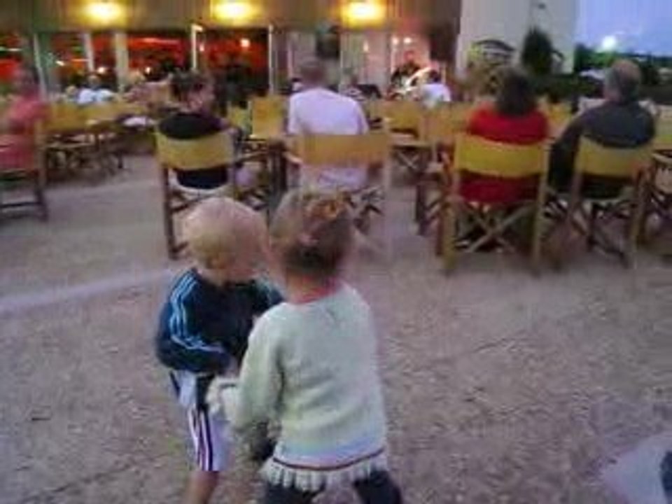 Amélie et Maxime dansent