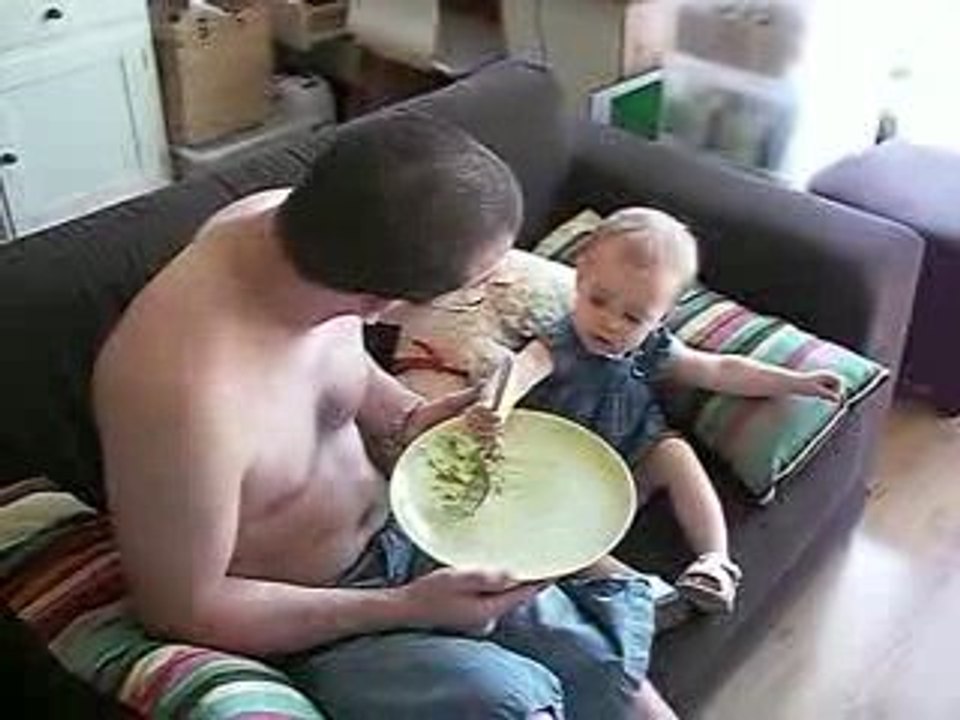 zoé donne à manger à son papa