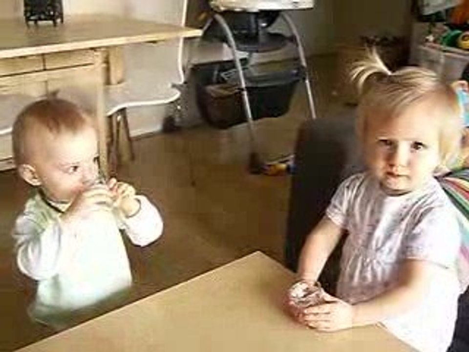 zoé boit avec lea