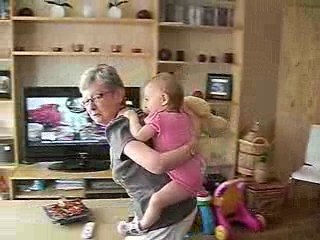 zoé et sa mamie font du cheval