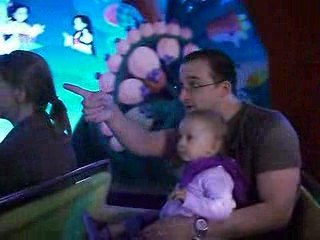 zoé dans la maison des poupées avec papa