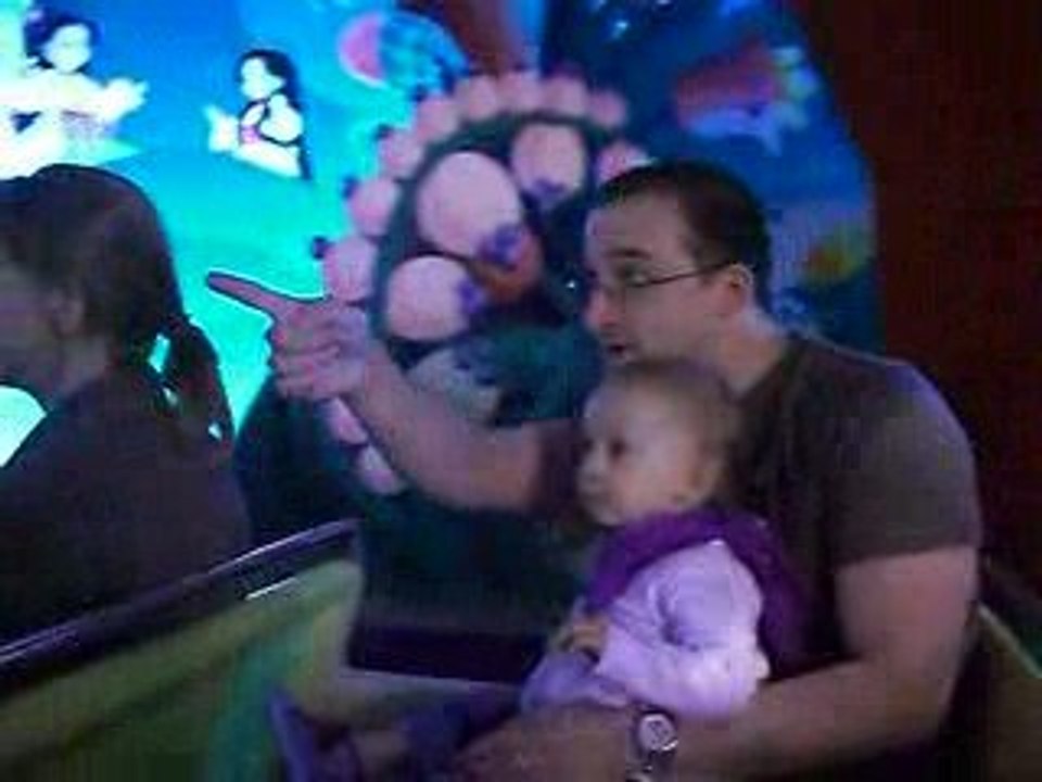 zoé dans la maison des poupées avec papa