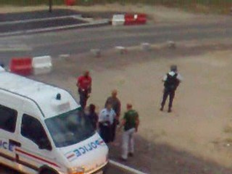 LA HAINE DES POLICIERS EN ACTION A MANTES LA JOLIE