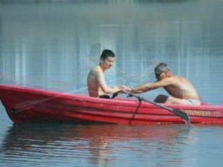 Обучение по гребане на бъдещи водни спасители