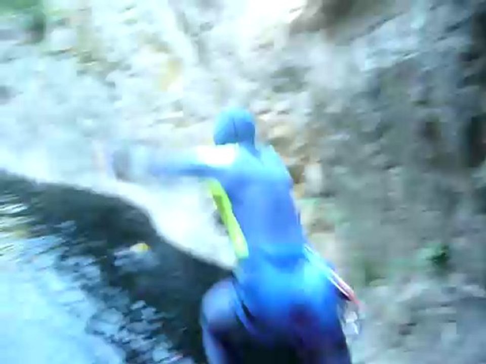 saut de 13 metres en canyoning