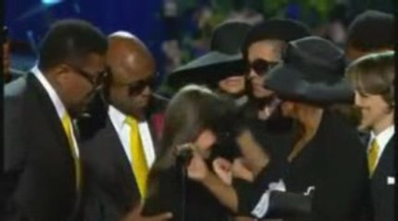Paris Jackson Crying For Her Daddy -Michael Jackson Memorial