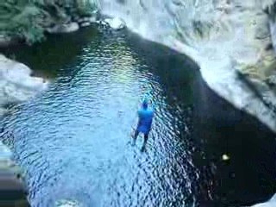 saut de 13 metres en canyoning a ceret