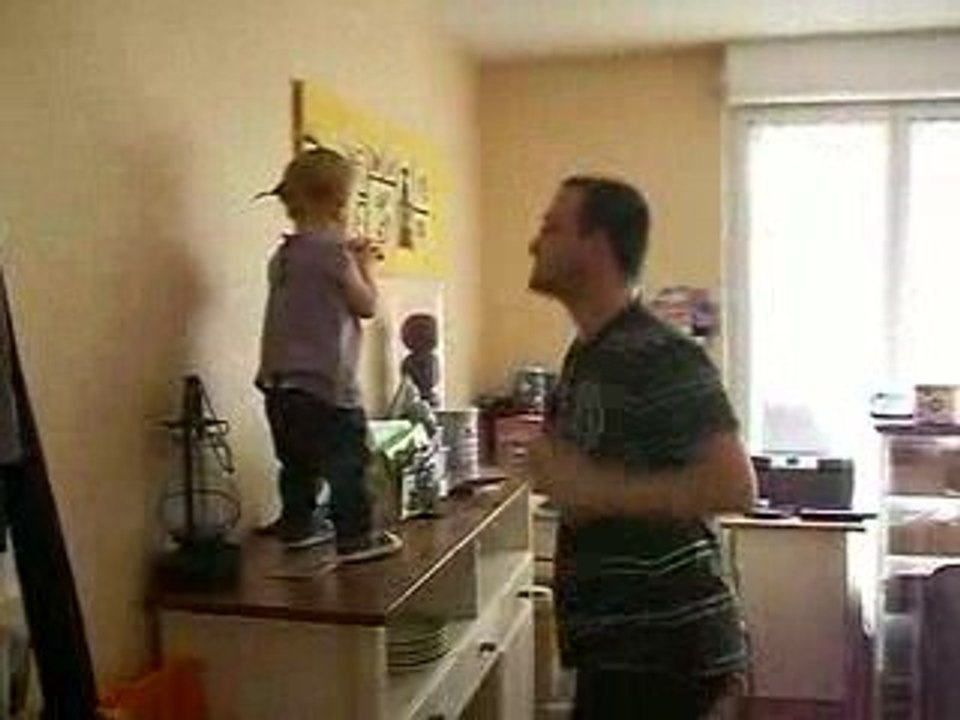 zoé danse avec son papa